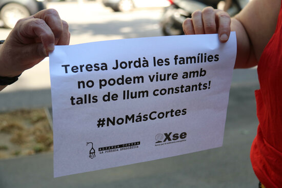 Activists tell climate action minister Teresa Jordà that 'families cannot constantly have their electricity cut off' (by Eli Don)